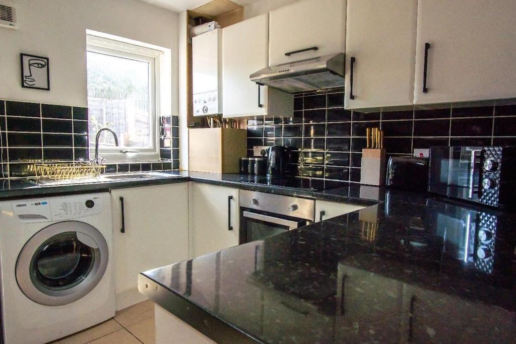 Villa Beautiful House Off-Road Free Parking Farnworth Exterior foto